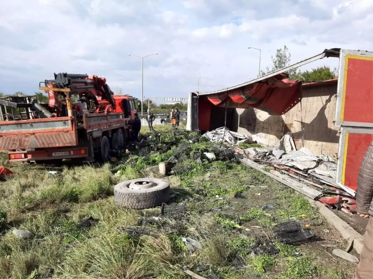 Hatay\'da kontrolden çıkan tır devrildi: 2 yaralı