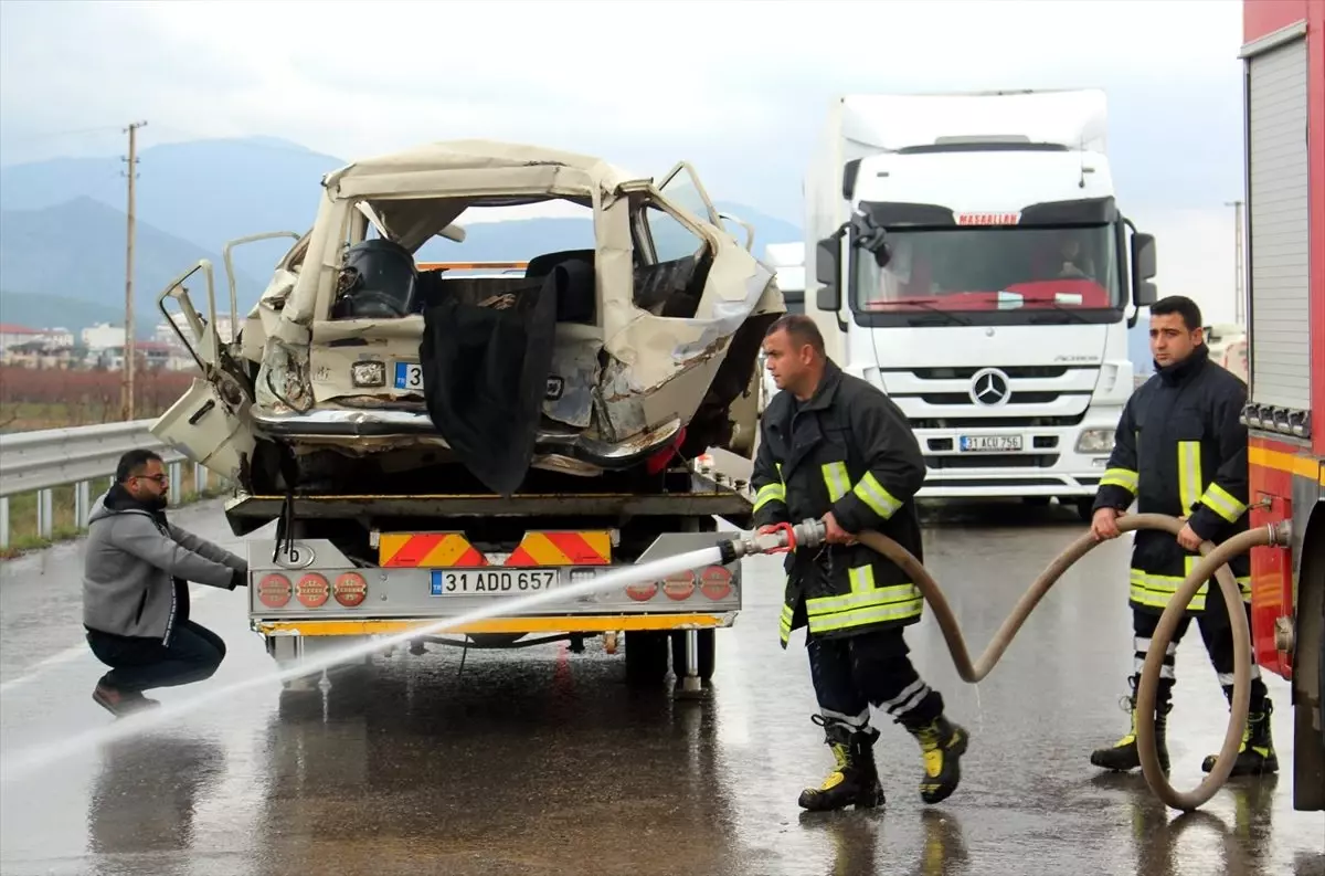 Hatay\'da yakıt tankeriyle çarpışan otomobilin sürücüsü ağır yaralandı