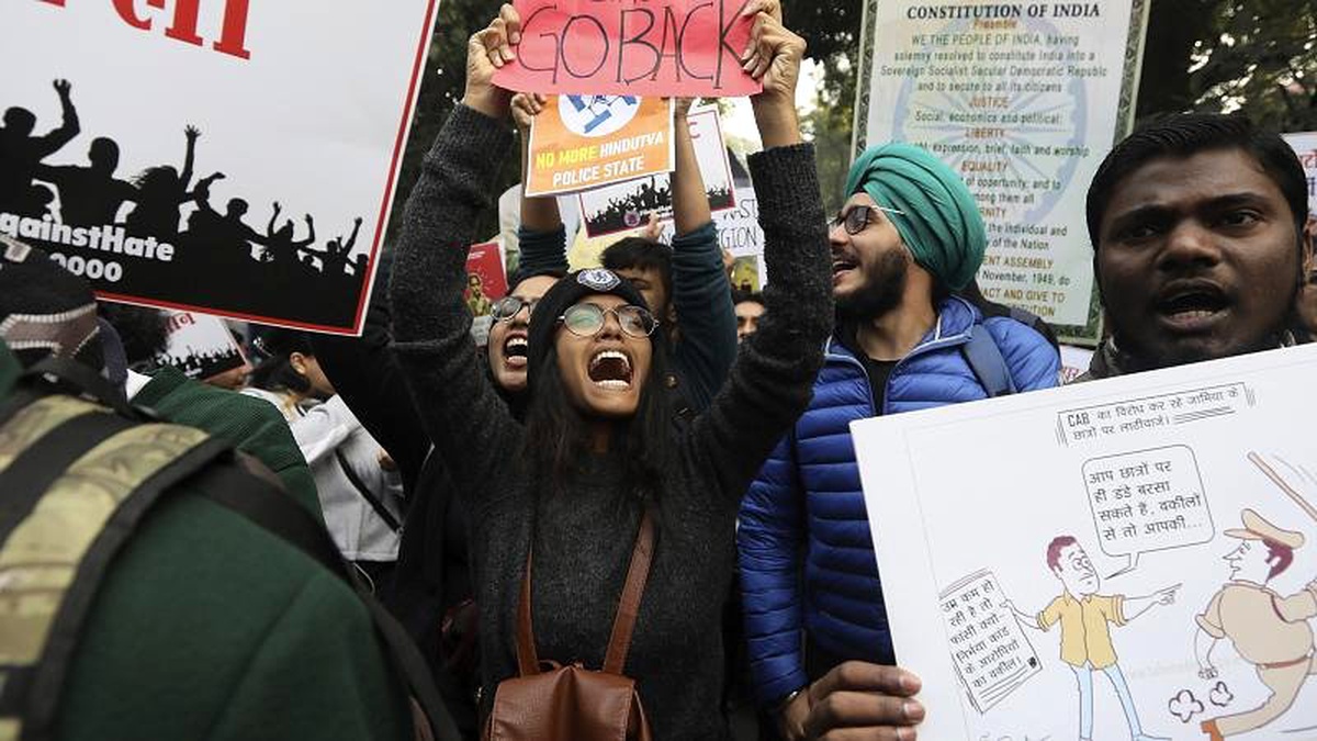 Hindistan: Yeni vatandaşlık yasasına öğrencilerden Yeni Delhi\'de protesto