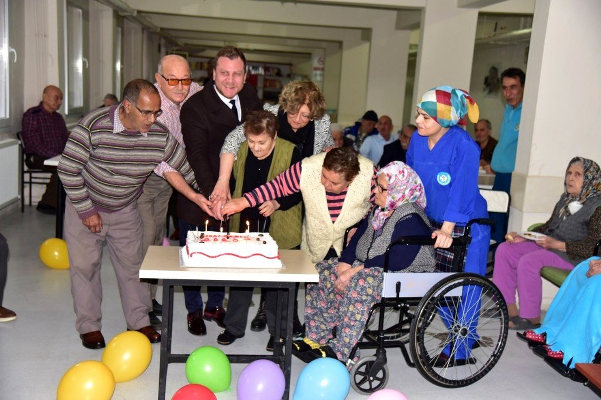 Huzurevi sakinleri yeni yılı erken kutladı
