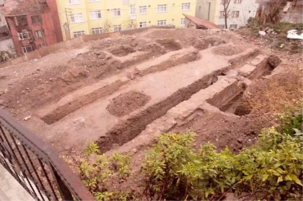 İnşaat alanında tarihi duvar bulundu, çalışma durdu