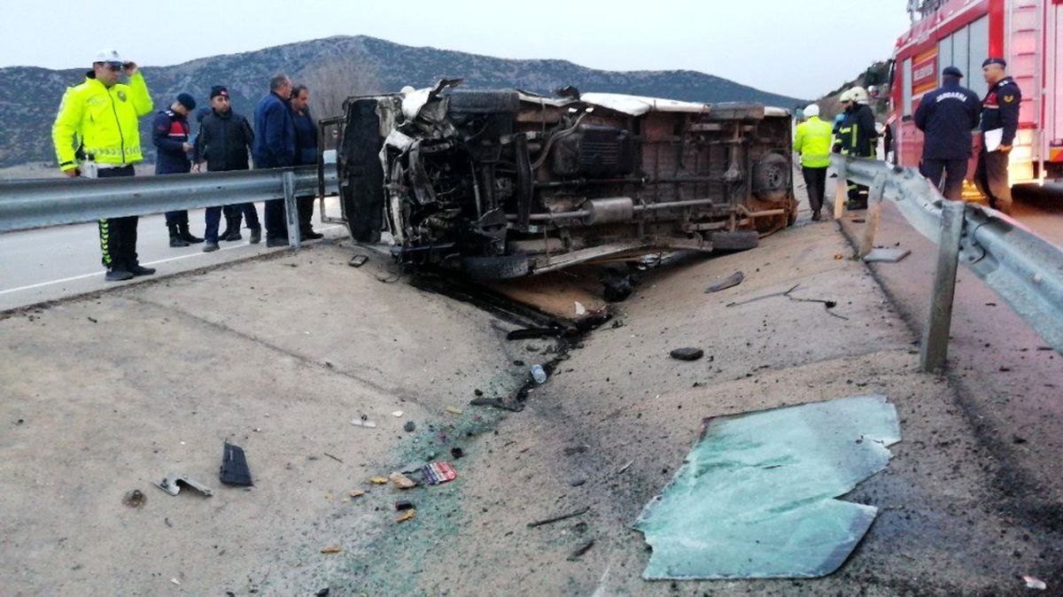 Isparta\'da midibüs devrildi: 12 yaralı