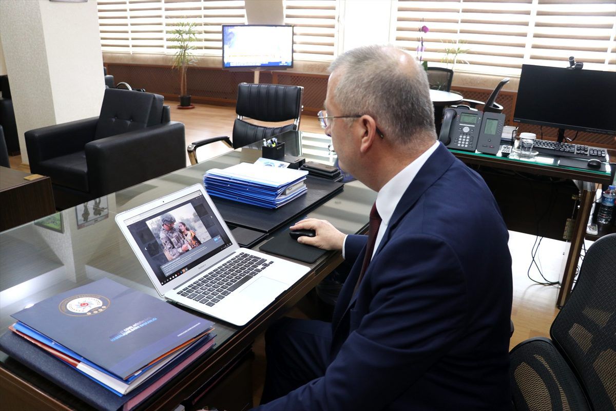 Isparta Emniyet Müdürü Akay, AA\'nın "Yılın Fotoğrafları" oylamasına katıldı