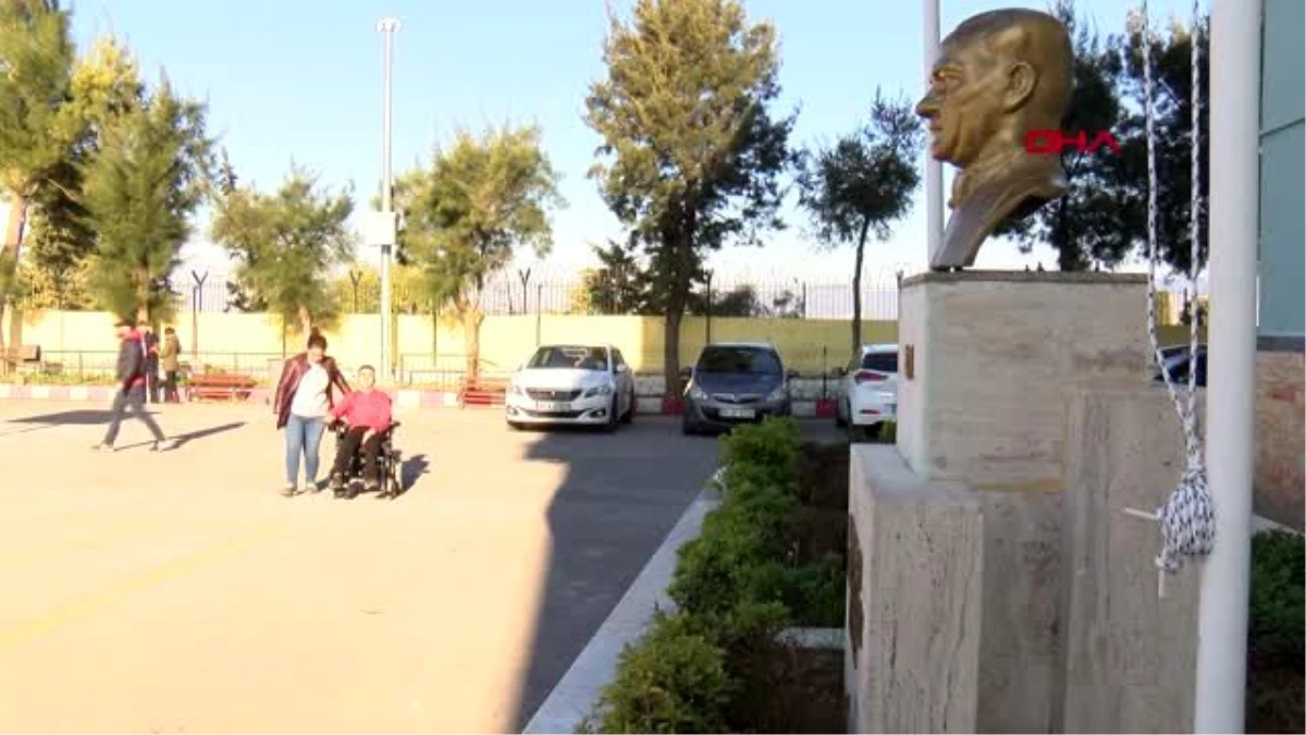İzmir serebral palsi hastası oğlu okusun diye her zorluğa katlanıyor