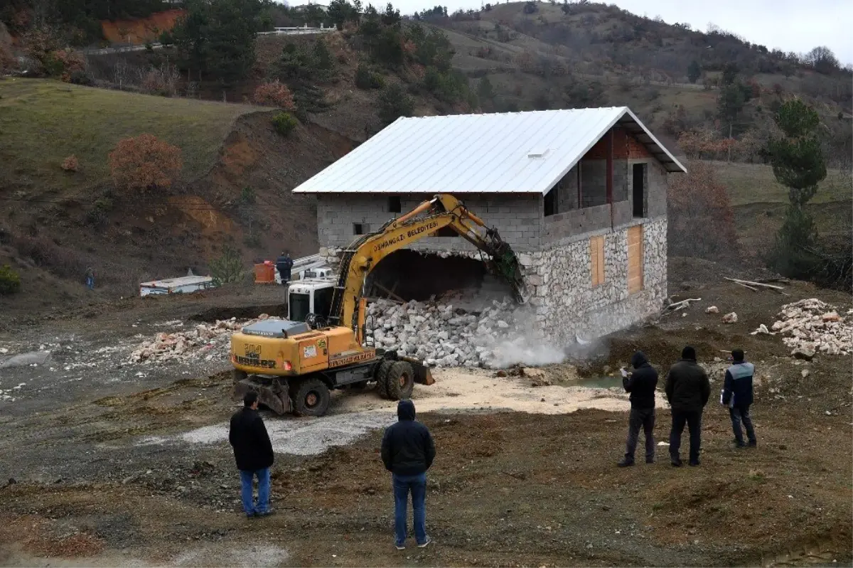 Kaçak villa yıkıldı