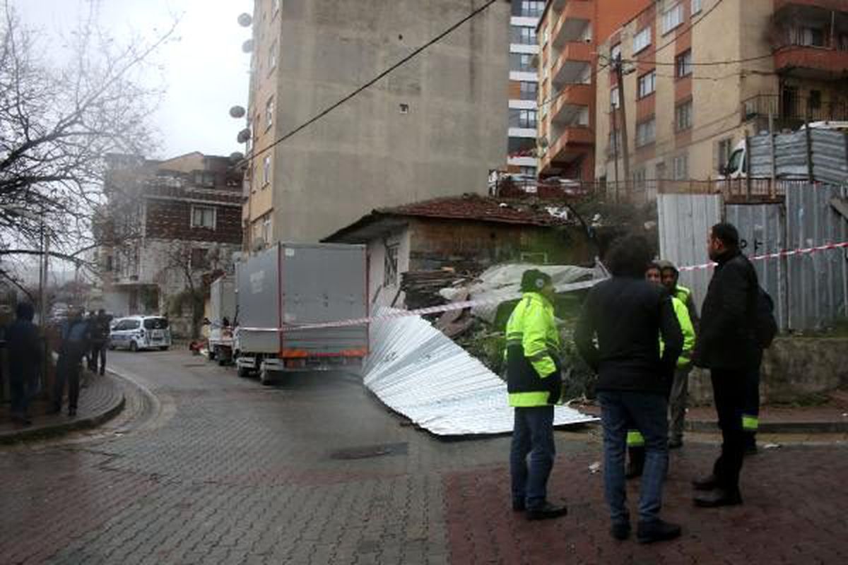 Kağıthane\'de lastik değiştiren kişinin üstüne istinat duvarı yıkıldı