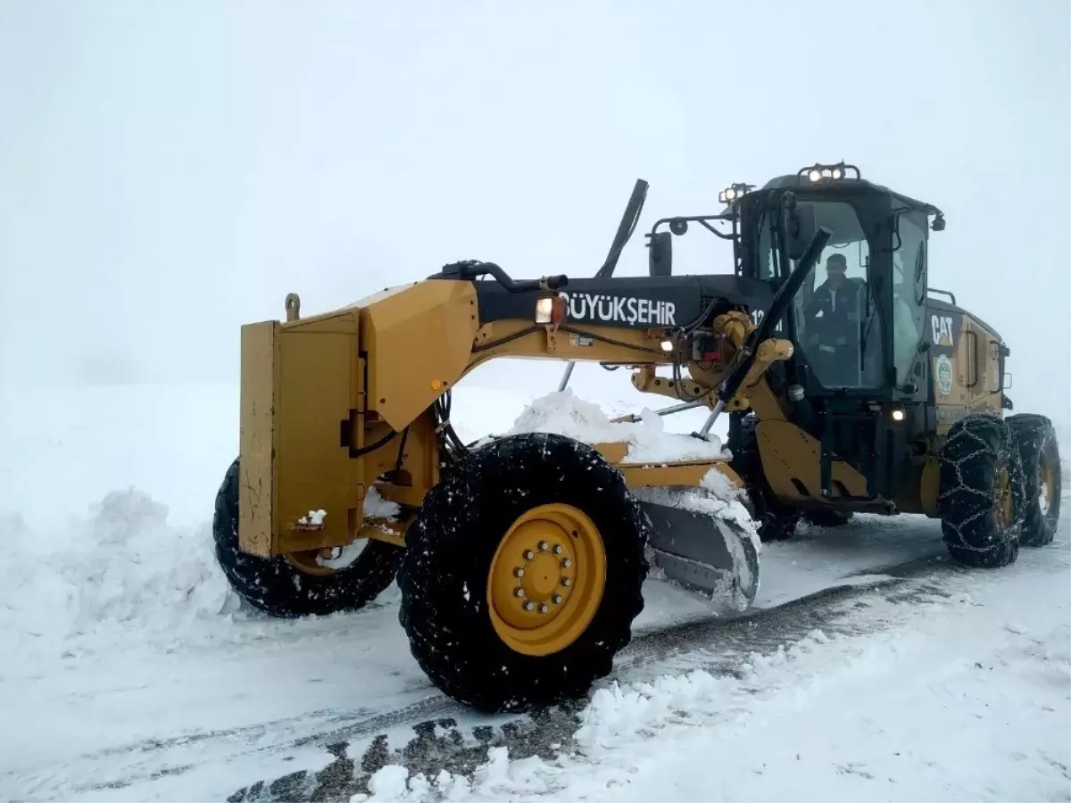 Kar nedeniyle kapanan 200 mahallenin yolu yeniden ulaşıma açıldı