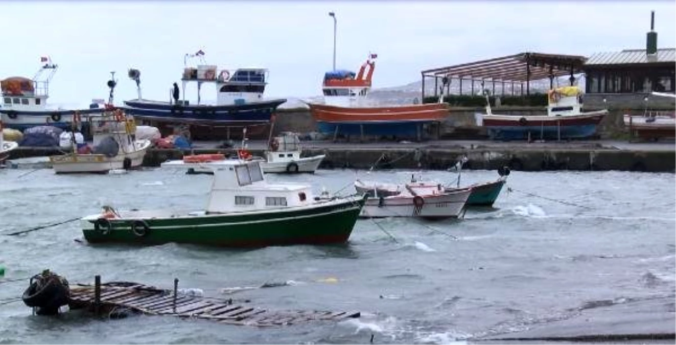 Karaburun\'da etkili olan fırtına nedeniyle balıkçılar denize açılamadı