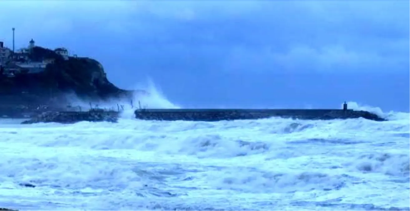 Karaburun\'da vatandaşlar dev dalgaların fotoğrafını çekti