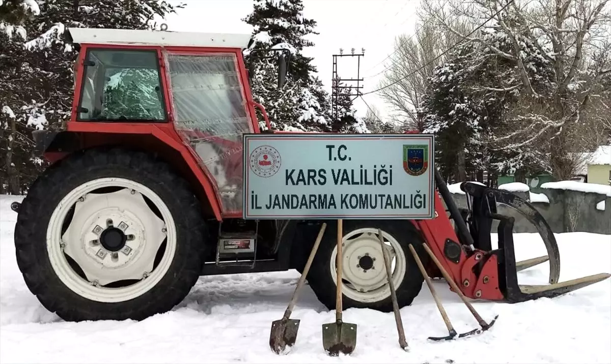 Kars\'ta define bulmak için traktörle kaçak kazı yapan 6 kişi yakalandı