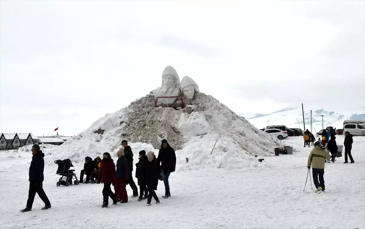 Kars\'ta yapılan "kardan şehit heykelleri" için hummalı çalışma başlatıldı