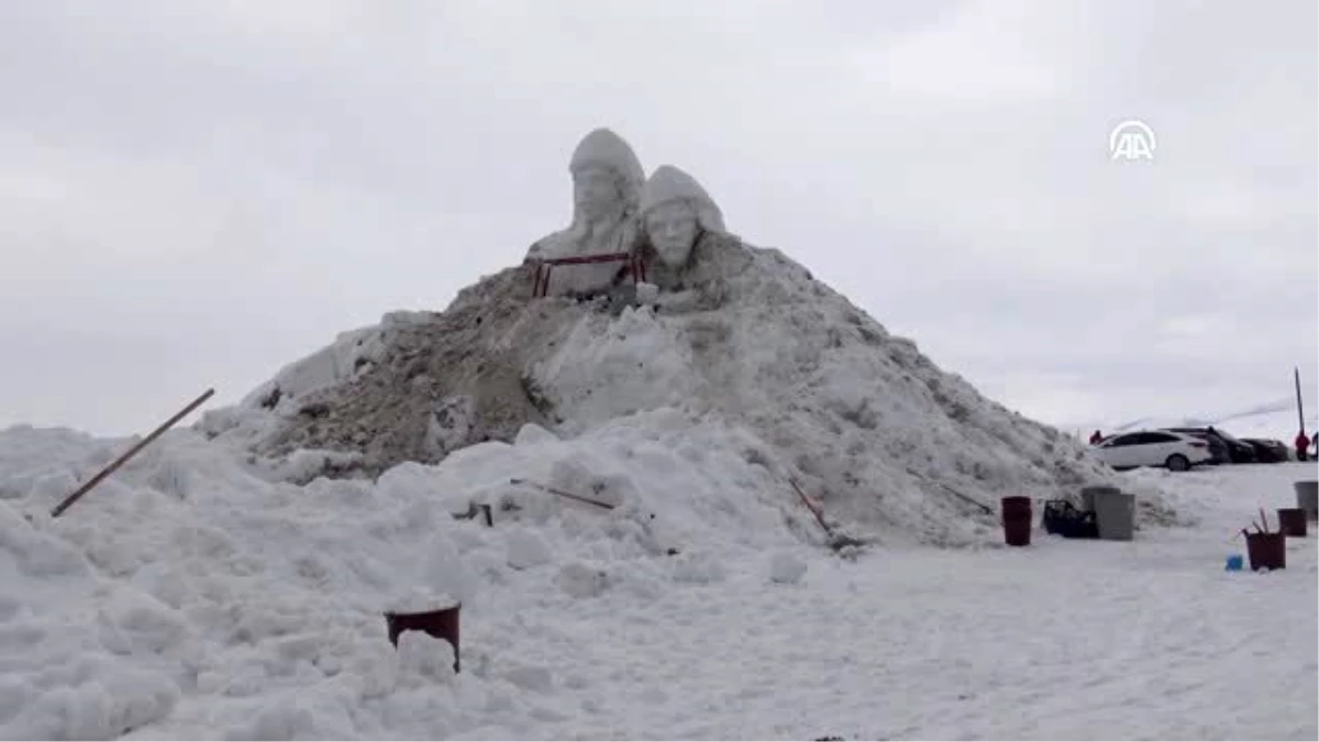 Kars\'ta yapılan "kardan şehit heykelleri" için hummalı çalışma başlatıldı