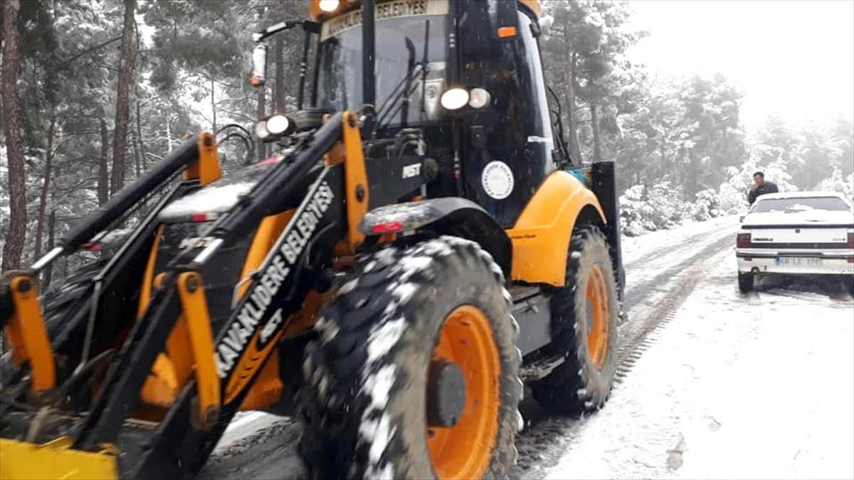 Kavaklıdere\'de kar nedeniyle kapanan yollar açıldı