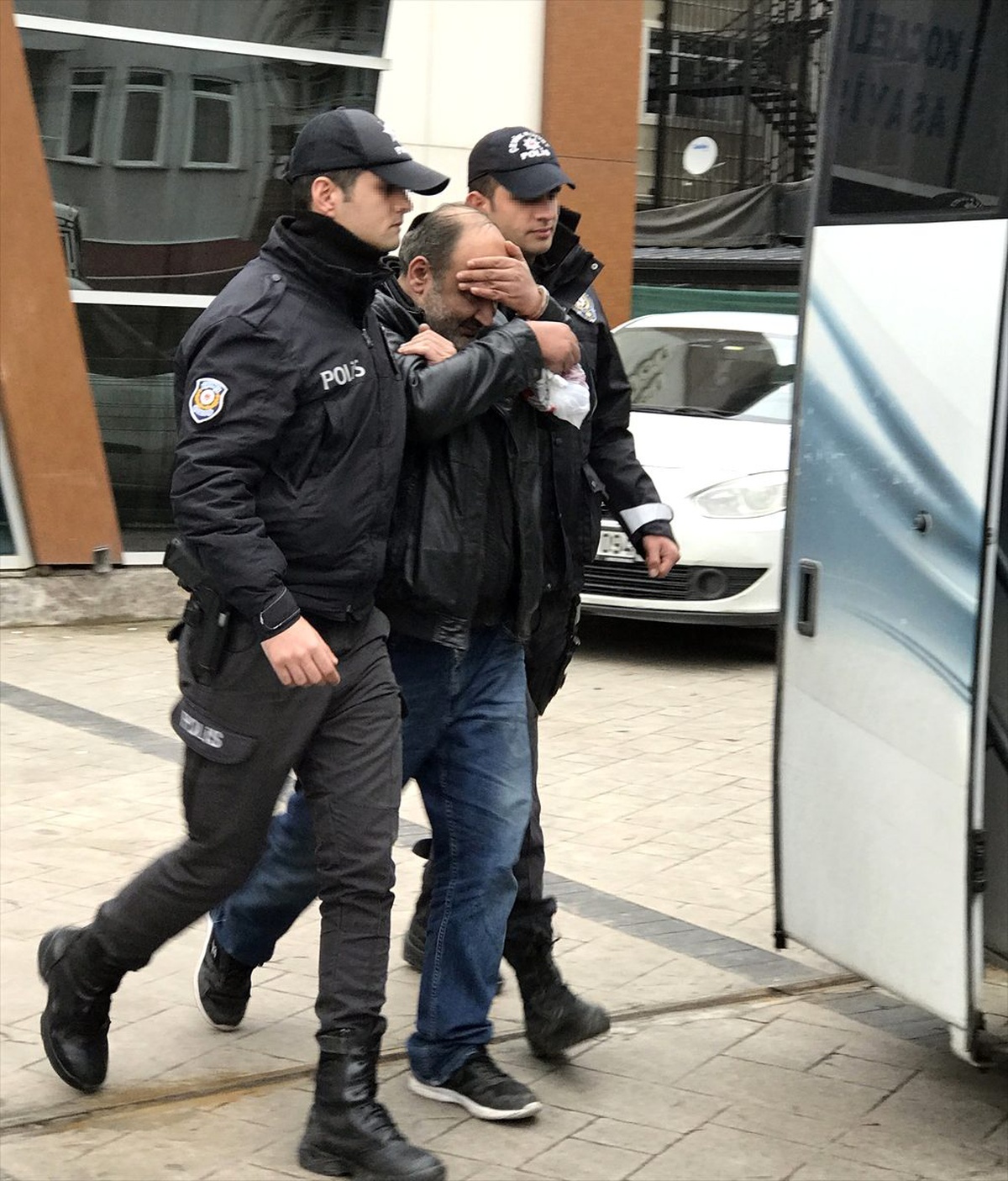 Kocaeli merkezli "otomobil dolandırıcılığı" operasyonunda 8 şüpheli tutuklandı