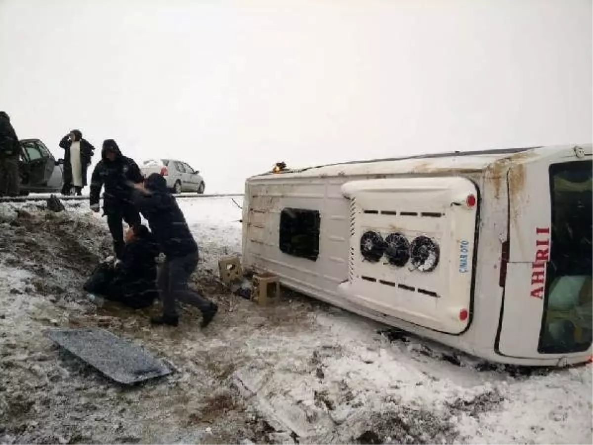 Konya\'da öğretmen ve öğrencilerin servisi devrildi: 15 yaralı