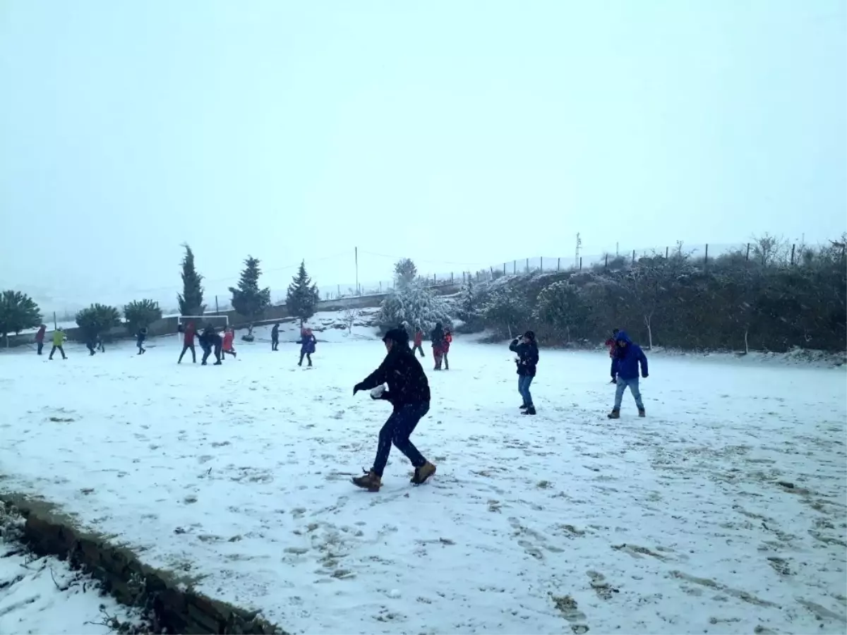 Kula\'ya mevsimin ilk karı düştü