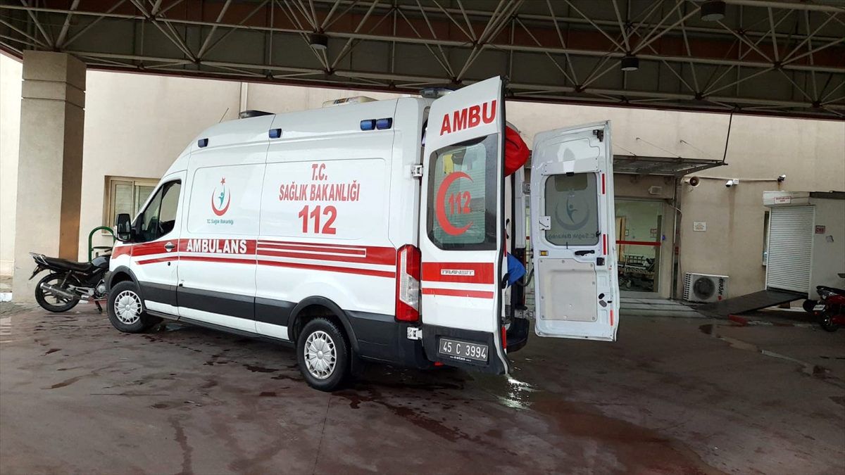 Manisa\'da bir kişi eşini bıçakla yaraladı