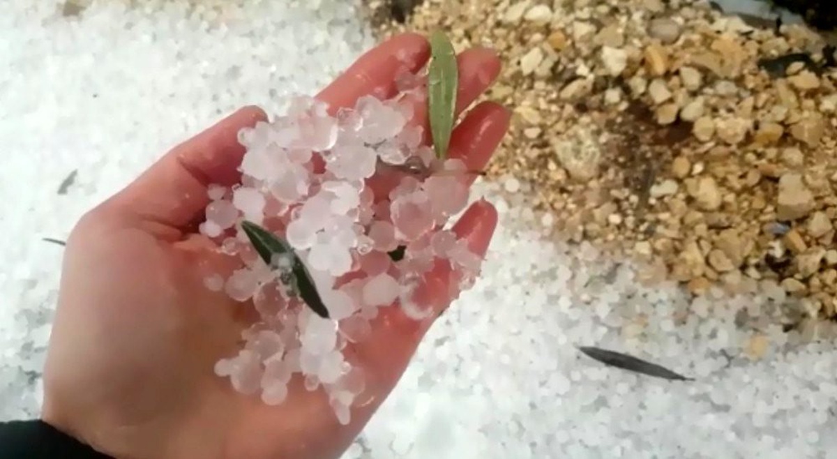 Mersin\'de dolu yağışı yolları beyaz örtüye bürüdü