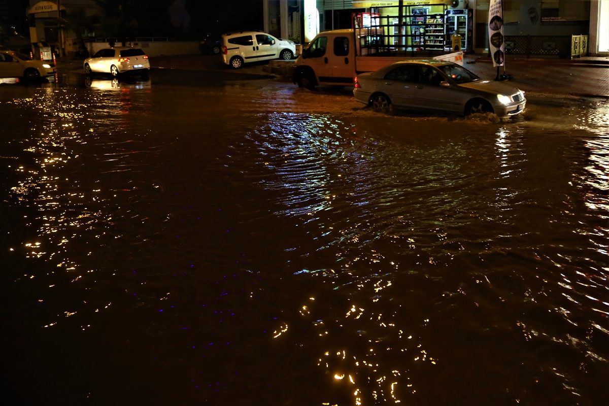 Mersin\'de etkili olan sağanak ve dolu tarım alanlarına zarar verdi