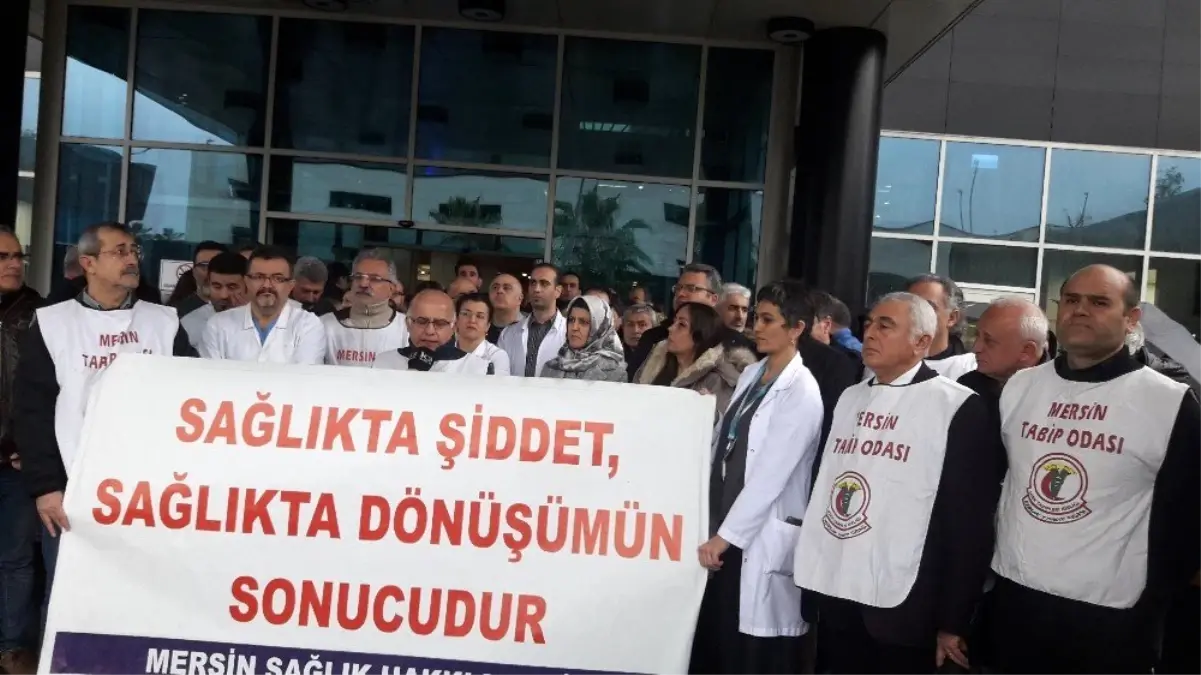 Mersin\'de sağlıkçılar, doktorun odasına zarar verenleri protesto etti