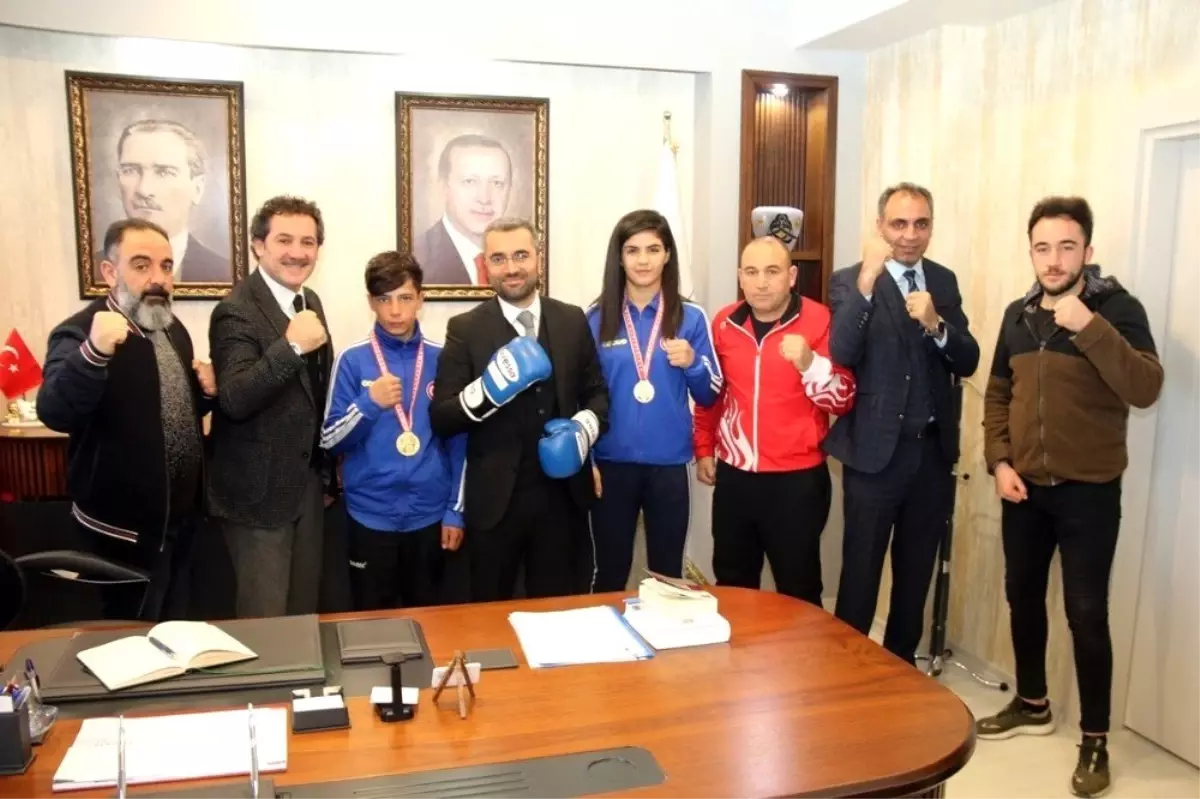 Milli boksörlerden Başkan Say\'a teşekkür ziyareti