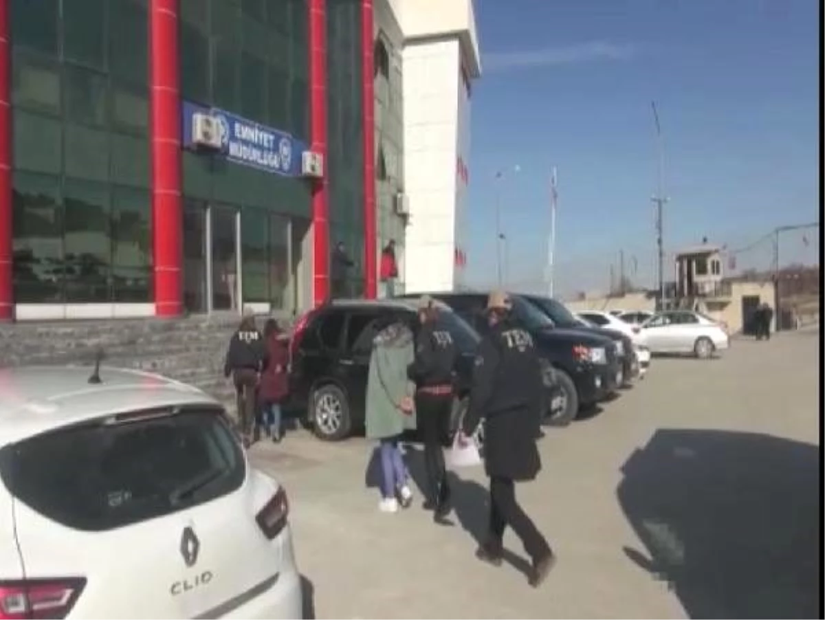 MİT ve polis, sınır ötesi operasyonla yakaladıkları 2 teröristi Türkiye\'ye getirdi