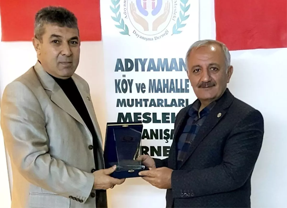 Muhtarlardan Başkan Şahan\'a plaket