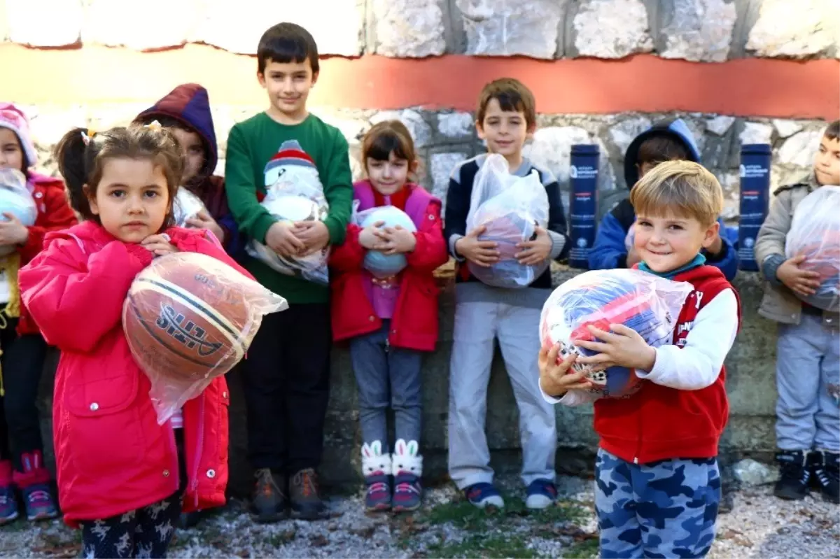 Öğrencilere spor malzemesi yardımı