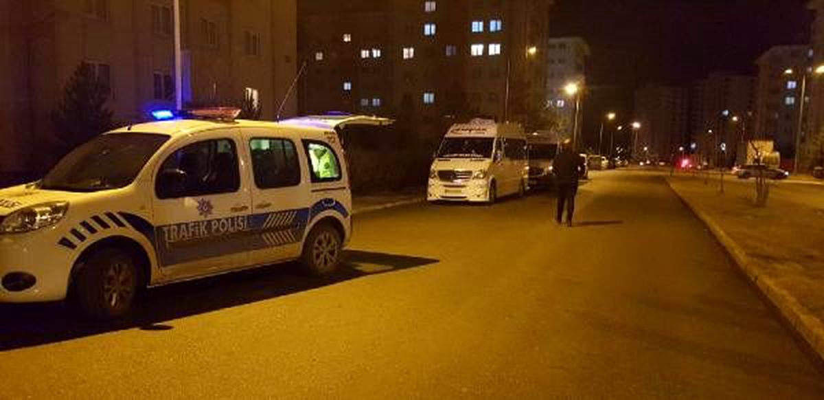 Okul servisinden inen öğrenciye hafif ticari araç çarptı