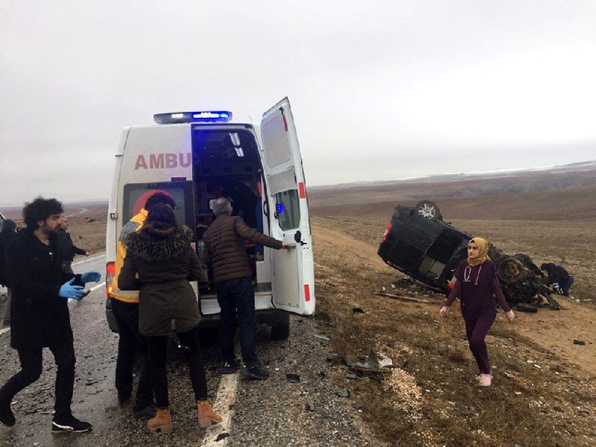 Otomobil ile hafif ticari araç kafa kafaya çarpıştı: 4 yaralı