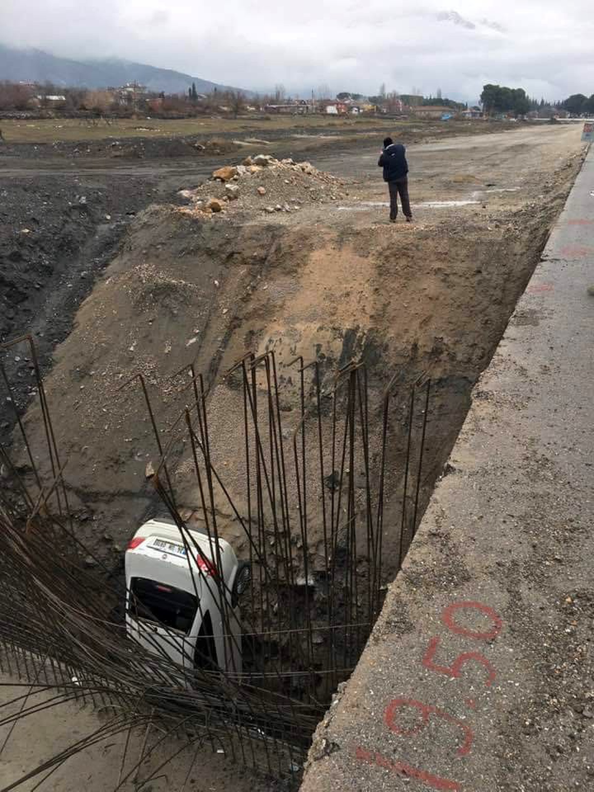 Otomobil menfez inşaatına uçtu