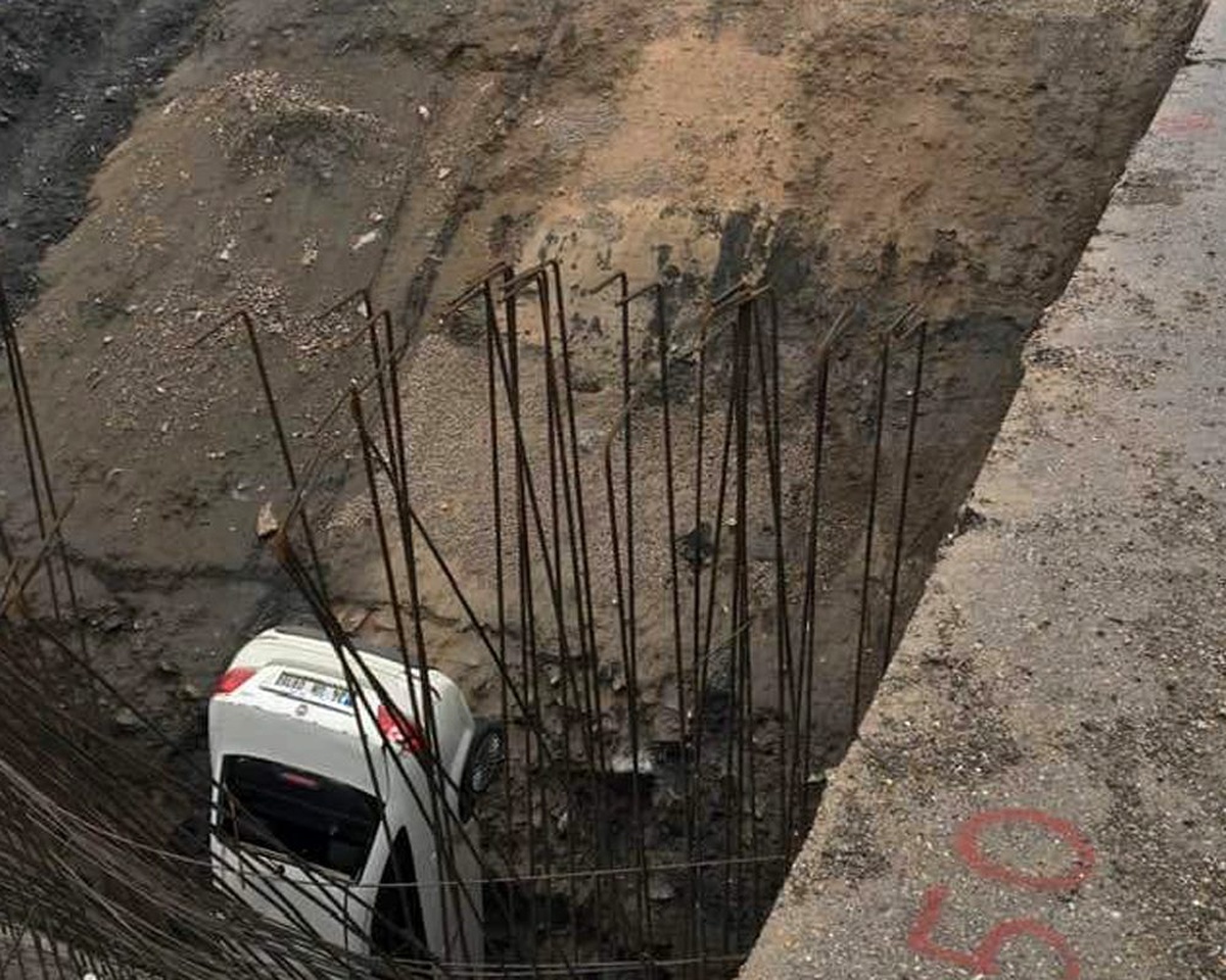 Otomobil menfez inşaatına uçtu