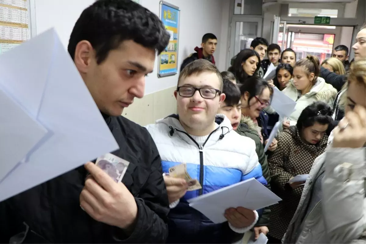 Özel öğrencilerden, devlet büyüklerine yılbaşı kartı