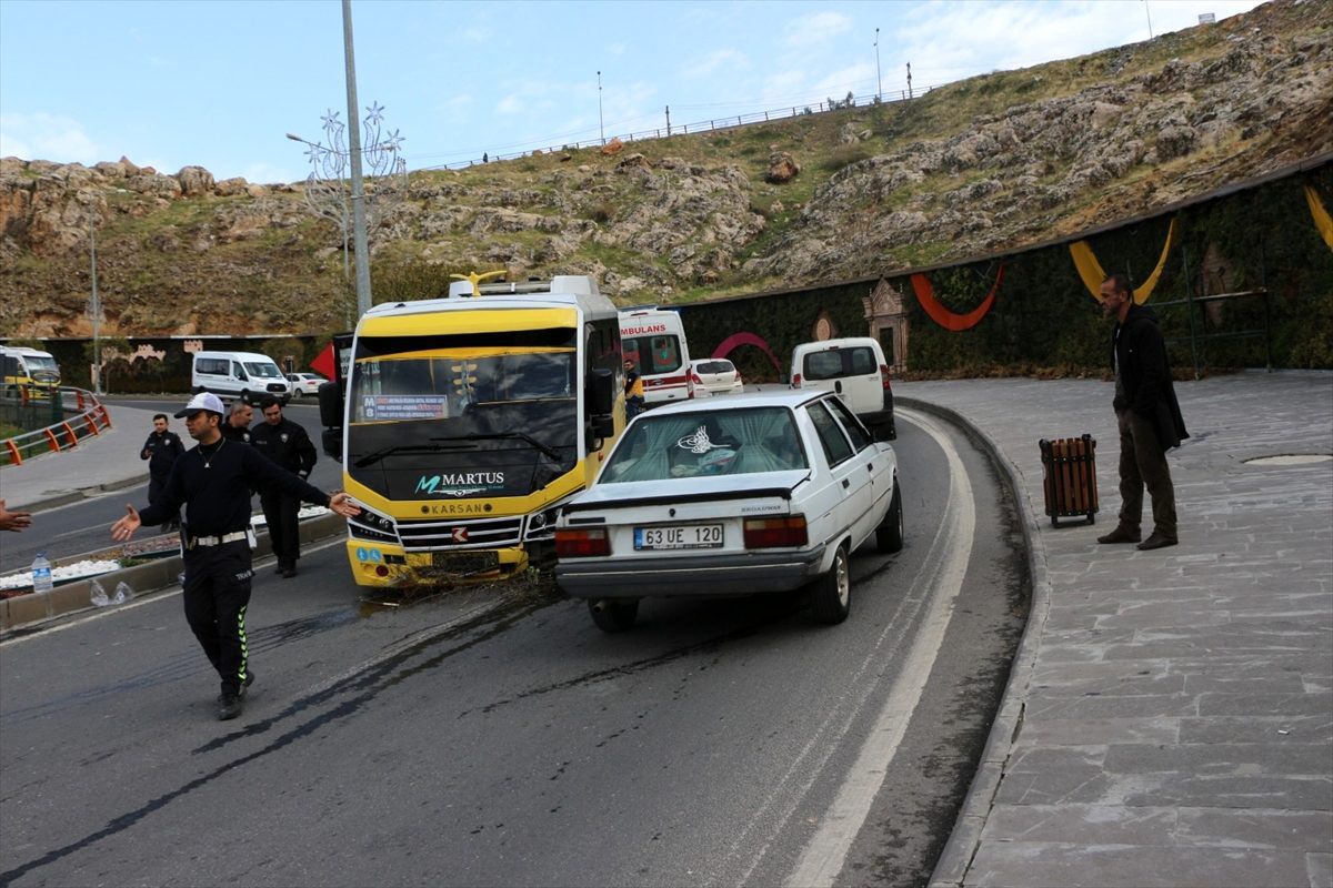 Refüje çarpan yolcu minibüsündeki 8 kişi yaralandı