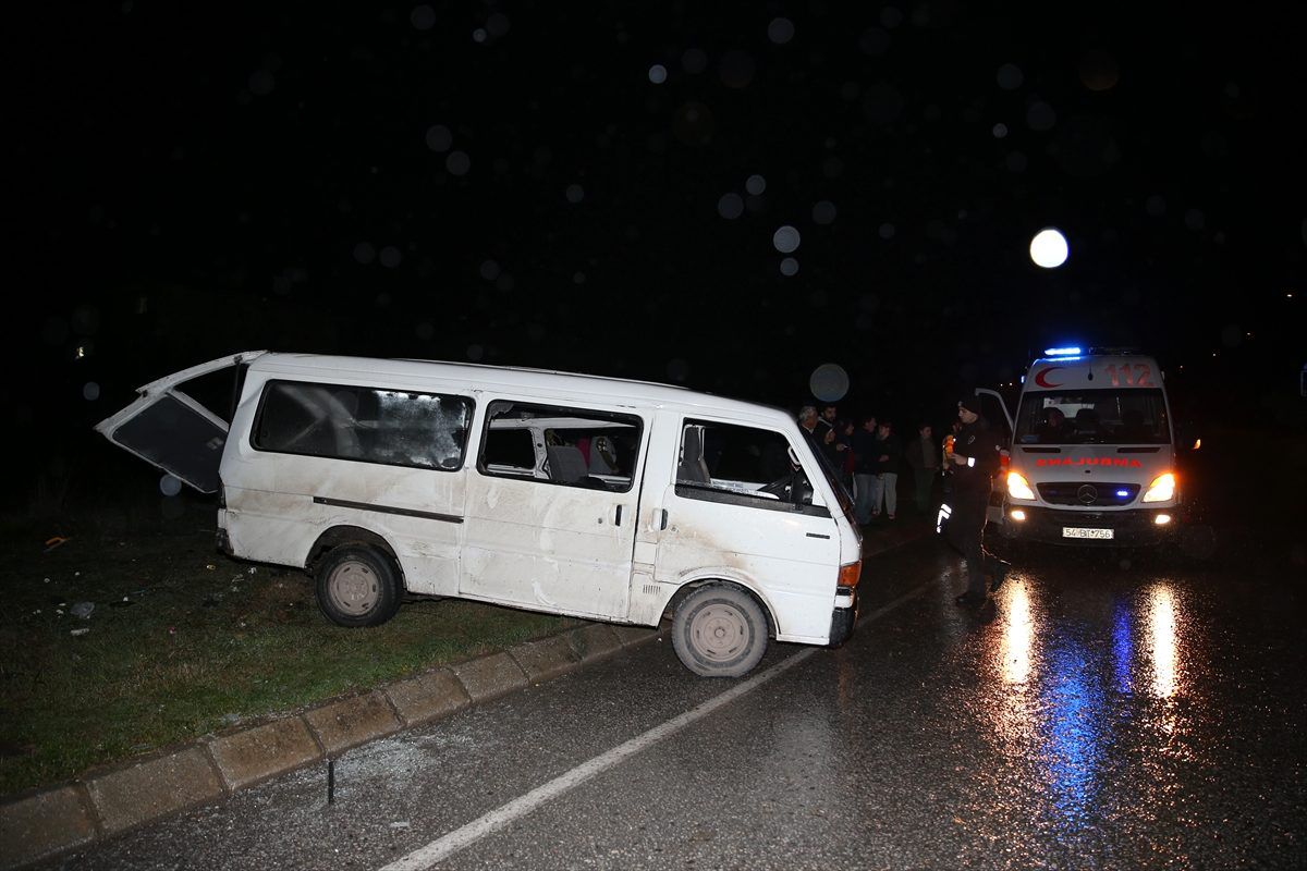 Sakarya\'da minibüs devrildi: 1 ölü, 4 yaralı