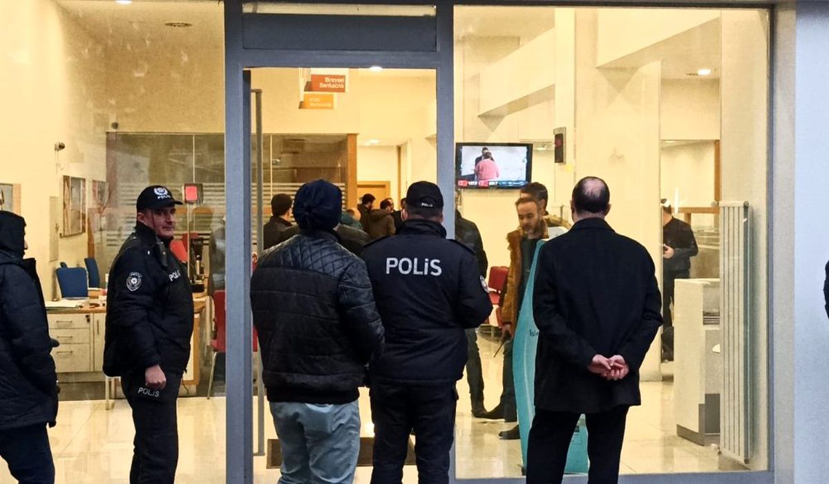 Silahla banka soydu, çıkarken bomba bıraktı