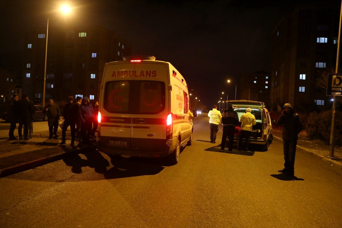 Sivas\'ta hafif ticari aracın çarptığı öğrenci ağır yaralandı