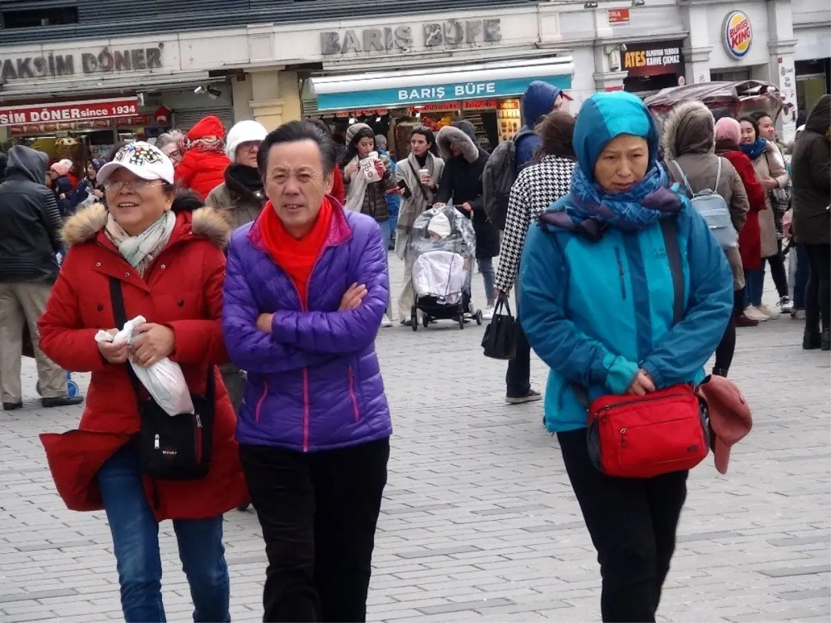 Taksim\'deki şiddetli rüzgar vatandaşlara zor anlar yaşattı