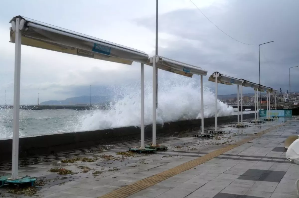 Tekirdağ\'da dev dalgalar: Sahil sular altında kaldı