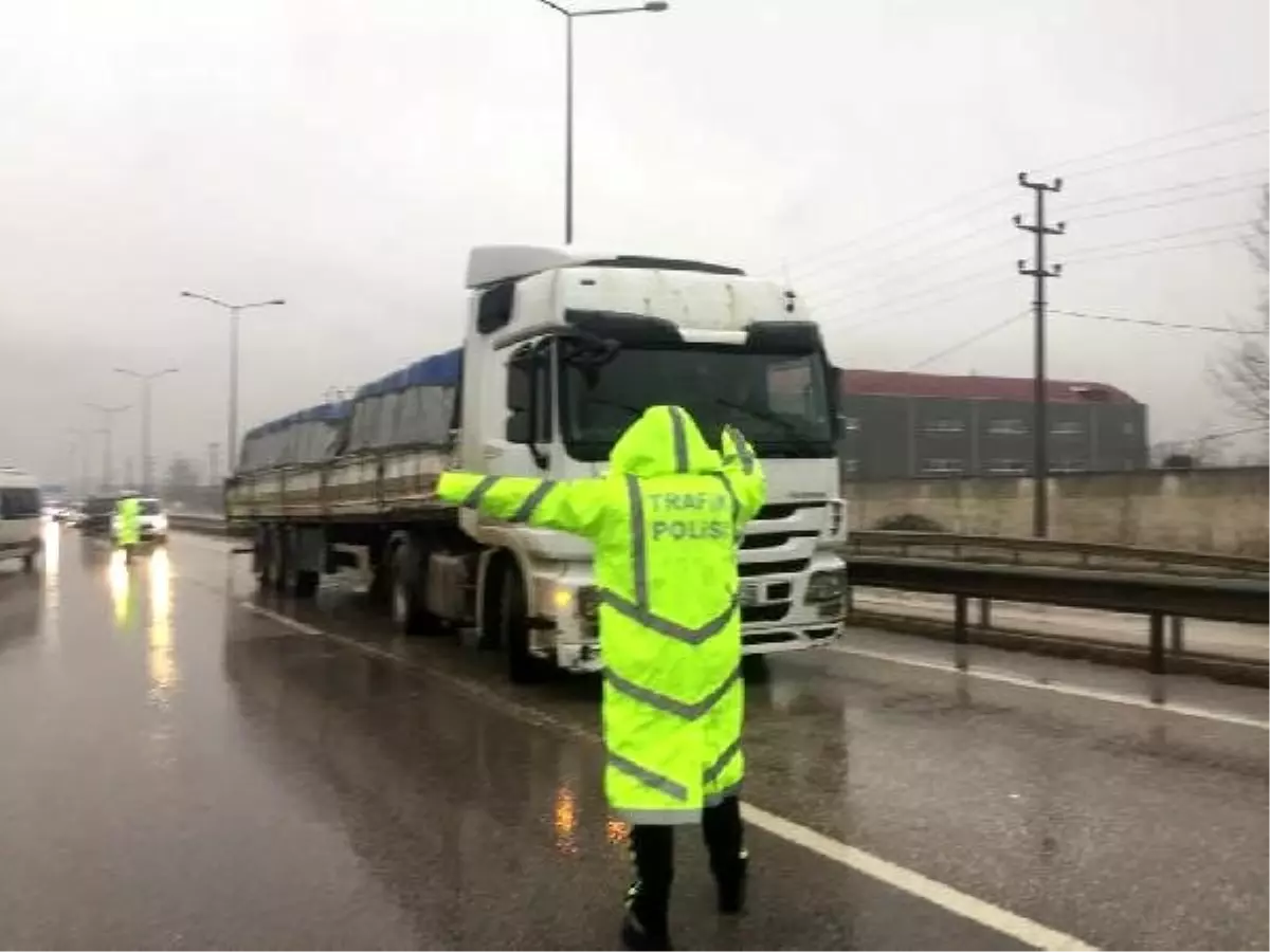 TIR\'lar kaydı, Bursa- Ankara karayolu ulaşıma kapandı (2)