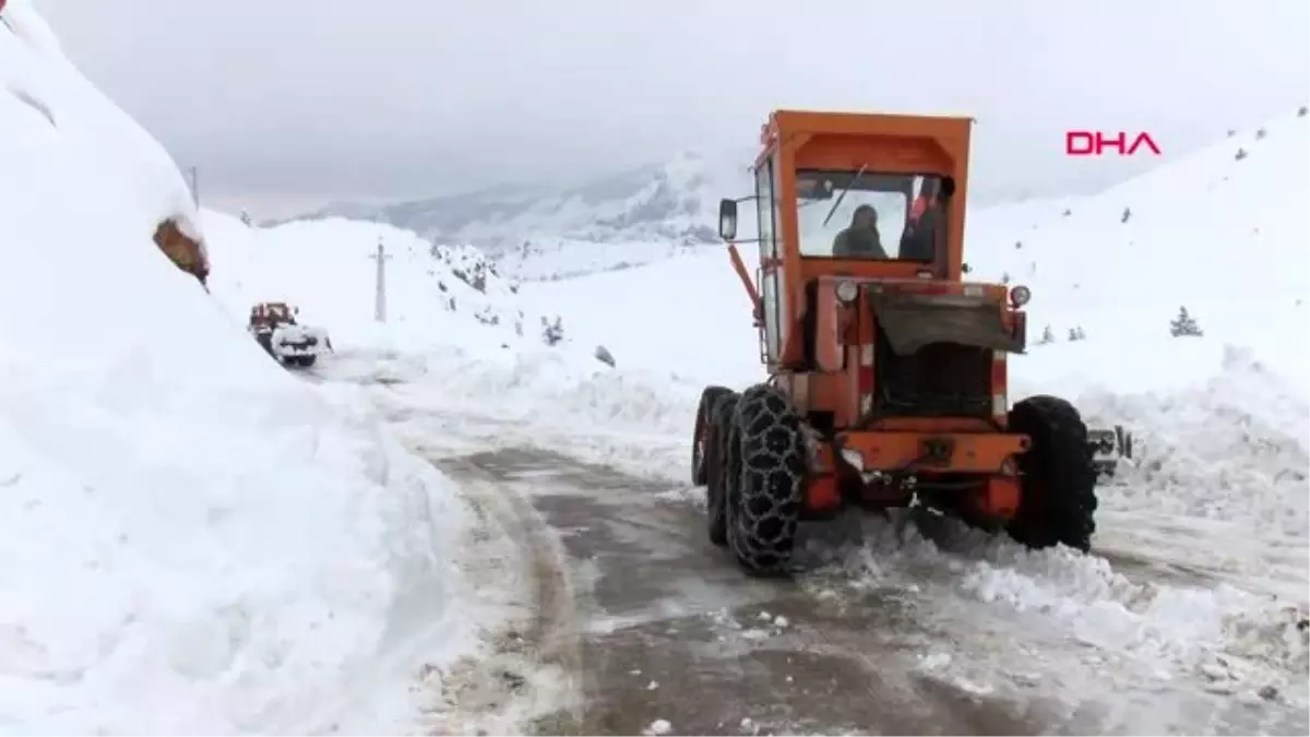 Tunceli\'de kar 1 metreyi aştı, 150 köy yolu kapandı