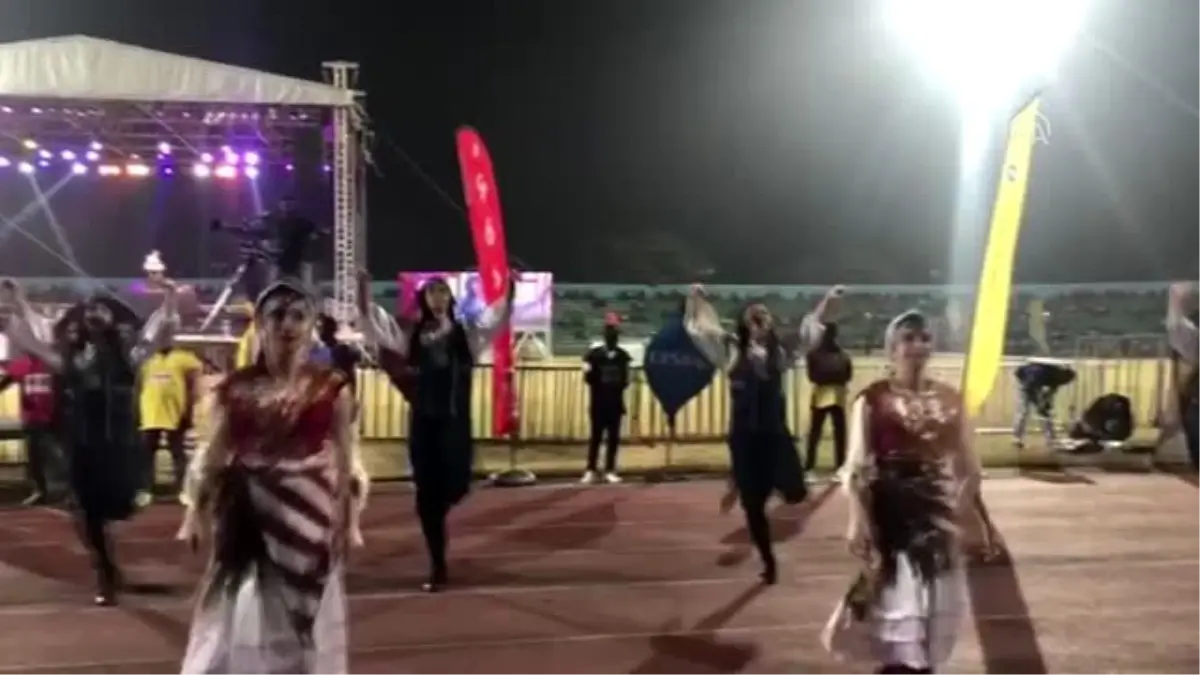 Türk halk dansları grubu Nijerya\'daki Calabar Festivali\'nde sahne aldı