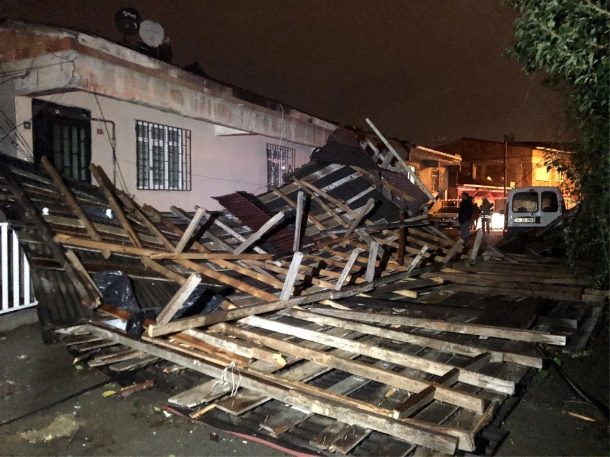 Ümraniye\'de şiddetli rüzgarda evin çatısı uçtu