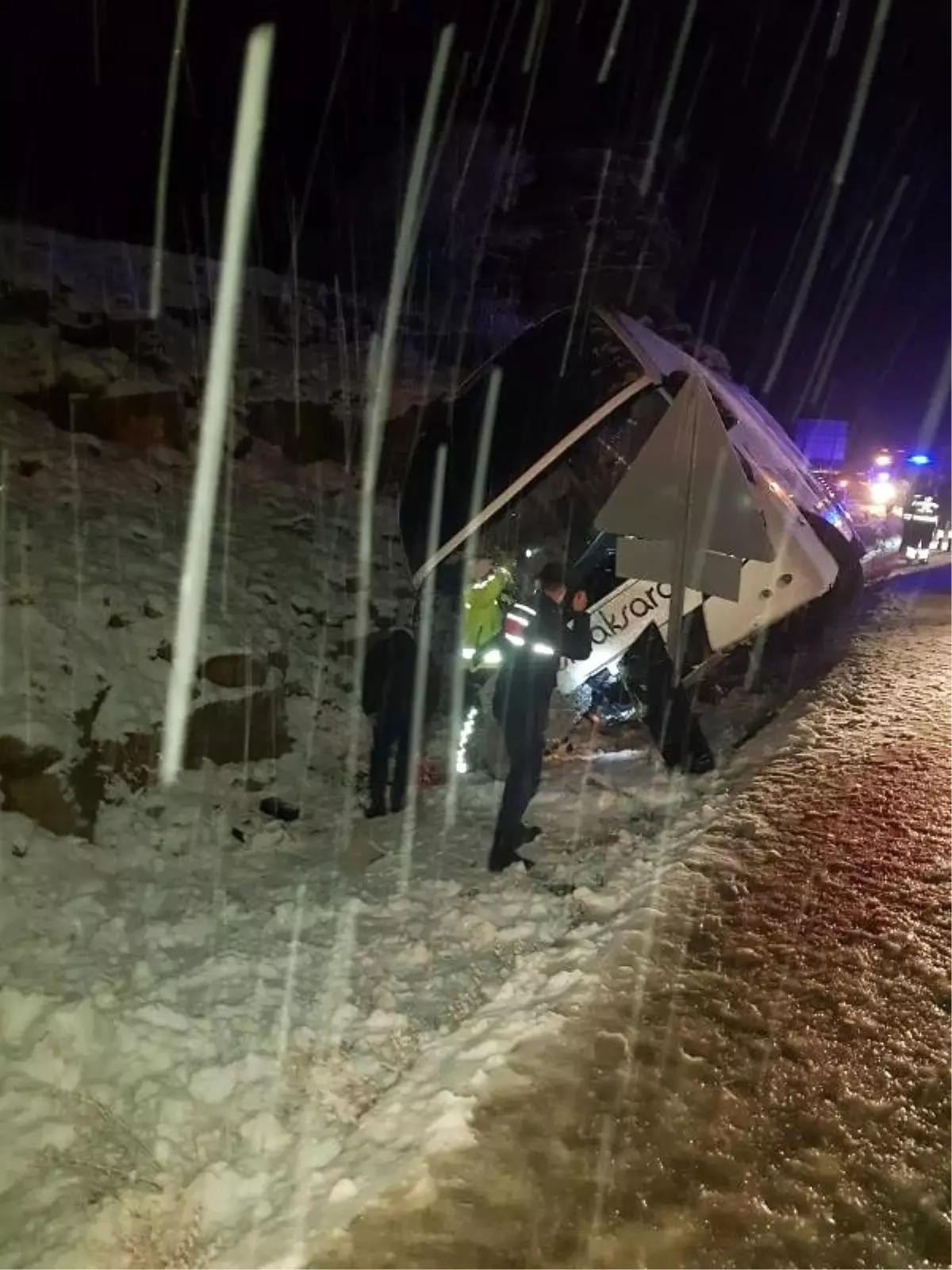 Yolcu otobüsü devrildi: 9 yaralı