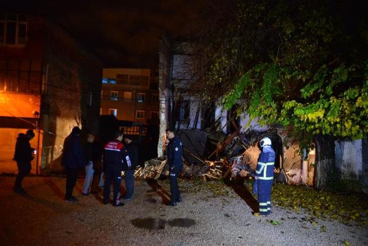 Adana\'da terk edilmiş 3 katlı bina çöktü