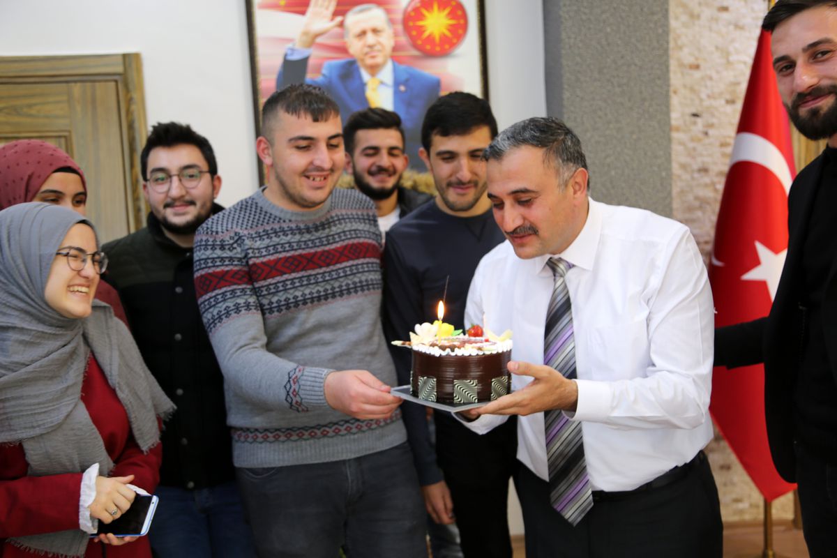 Ak Parti Gençlik Kollarından Cabbar Başkana sürpriz doğum günü ziyareti