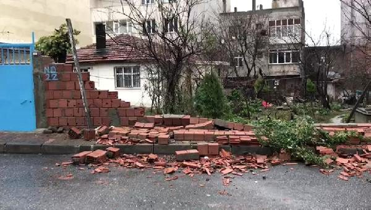 Arnavutköy\'de fırtına evin bahçe duvarını yıktı