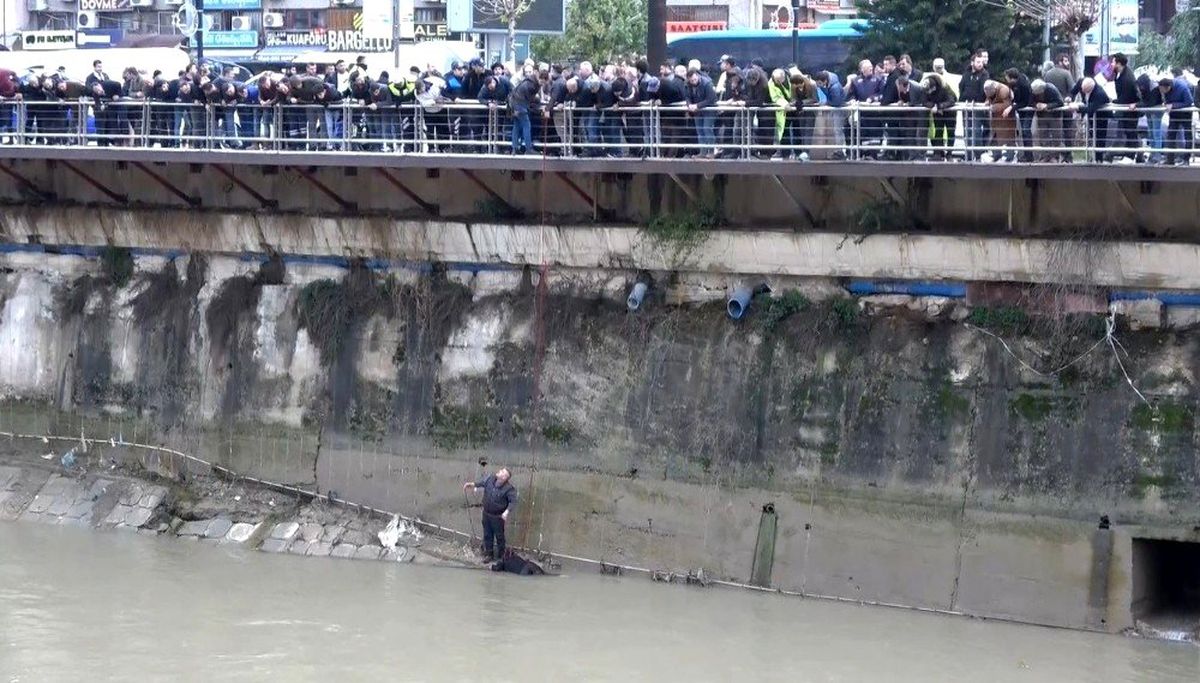 Asi Nehri\'ne düşen kadını itfaiye kurtardı