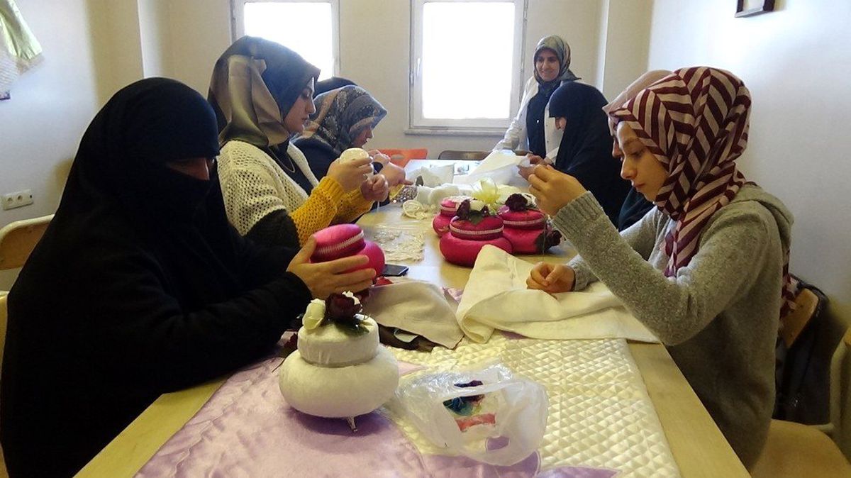 Atık malzemelerle aile bütçelerine katkı sağlıyorlar