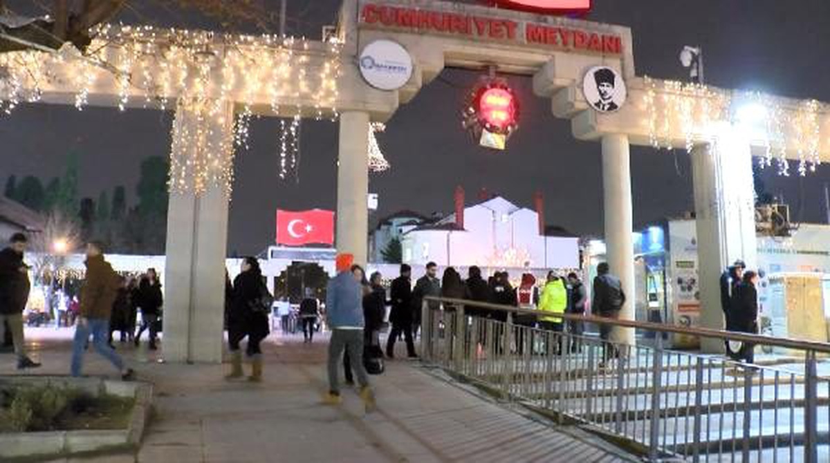 Bakırköy Meydanı\'nda yılbaşı hazırlığı